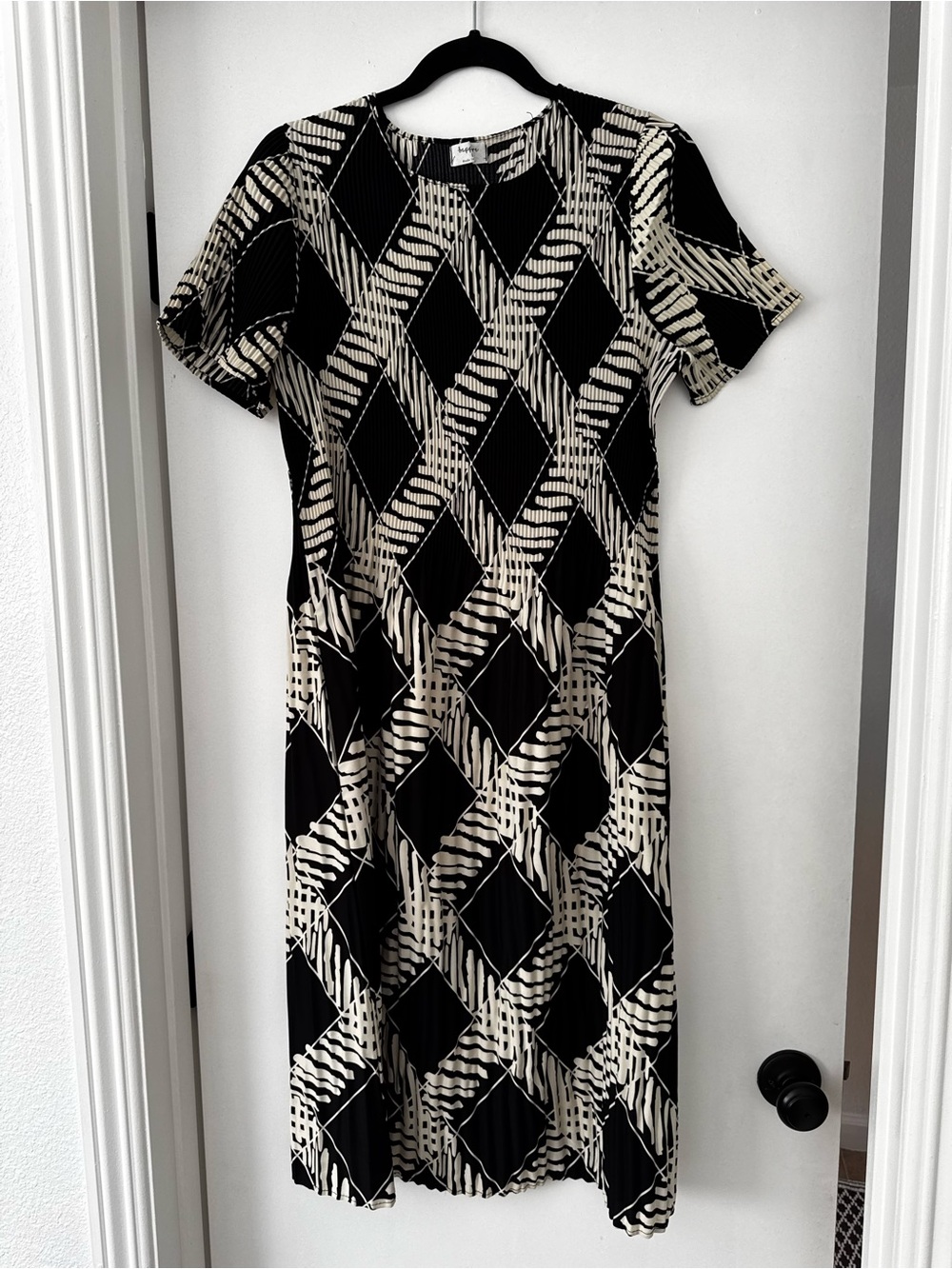 Black & Cream Geometric Midi Dress – Women's Short Sleeve